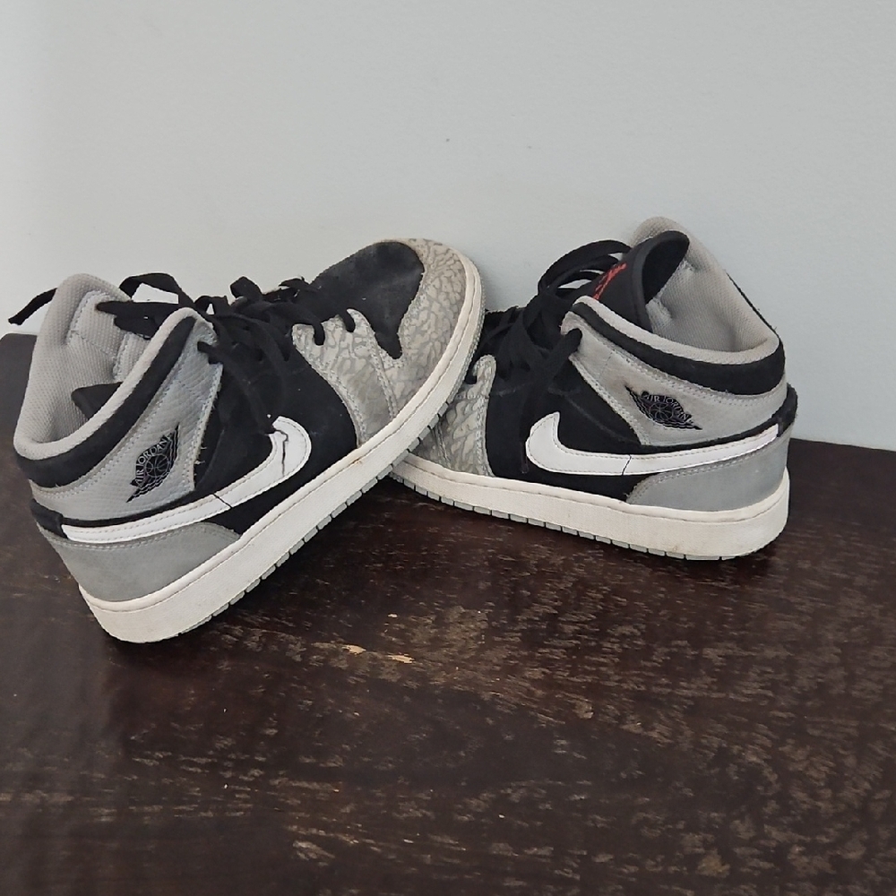 2/$50 - Youth Black and Gray Mid SE Zen MASTER'S Athletic Shoes